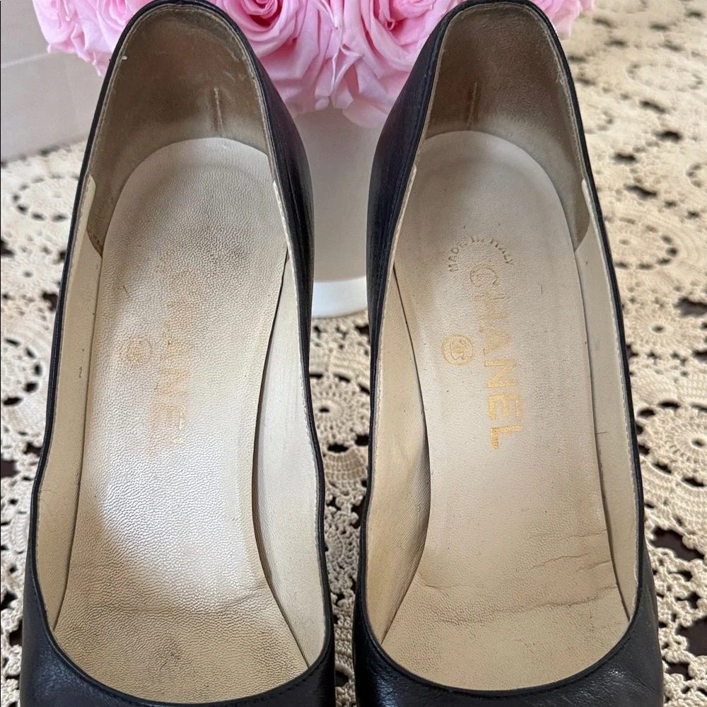 CHANEL Black and Cream Heels with Logo Detail - Picture 7 of 8